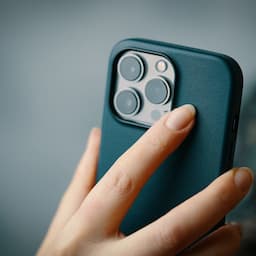 He’s a 10… But Has an Android Phone – The iPhone Obsession in India! 