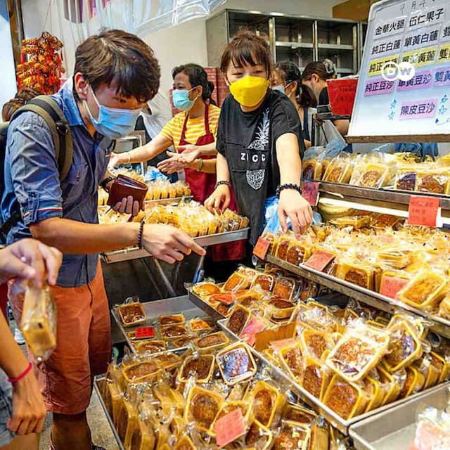 Hong Kong’s mooncake craze fuels demand, bakeries struggle
