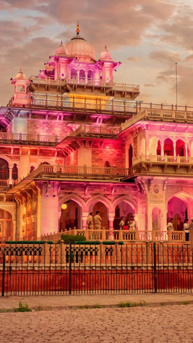 Discover Jaipur on a Budget Adventure