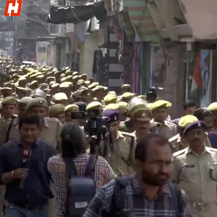 UP Police Conduct Flag March in Sambhal Ahead of Holi 2025: Ensuring Peace After November 2024 Riots UP Police Conduct Flag March in Sambhal Ahead of Holi 2025: Ensuring Peace After November 2024 Riots