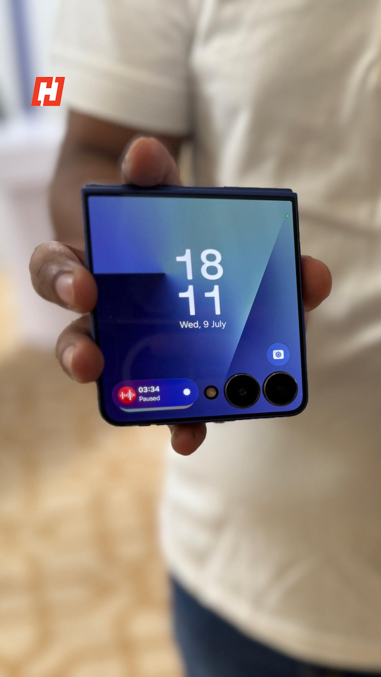 The Galaxy Flip7 finally brings an edge-to-edge cover display. The Galaxy Flip7 finally brings an edge-to-edge cover display.